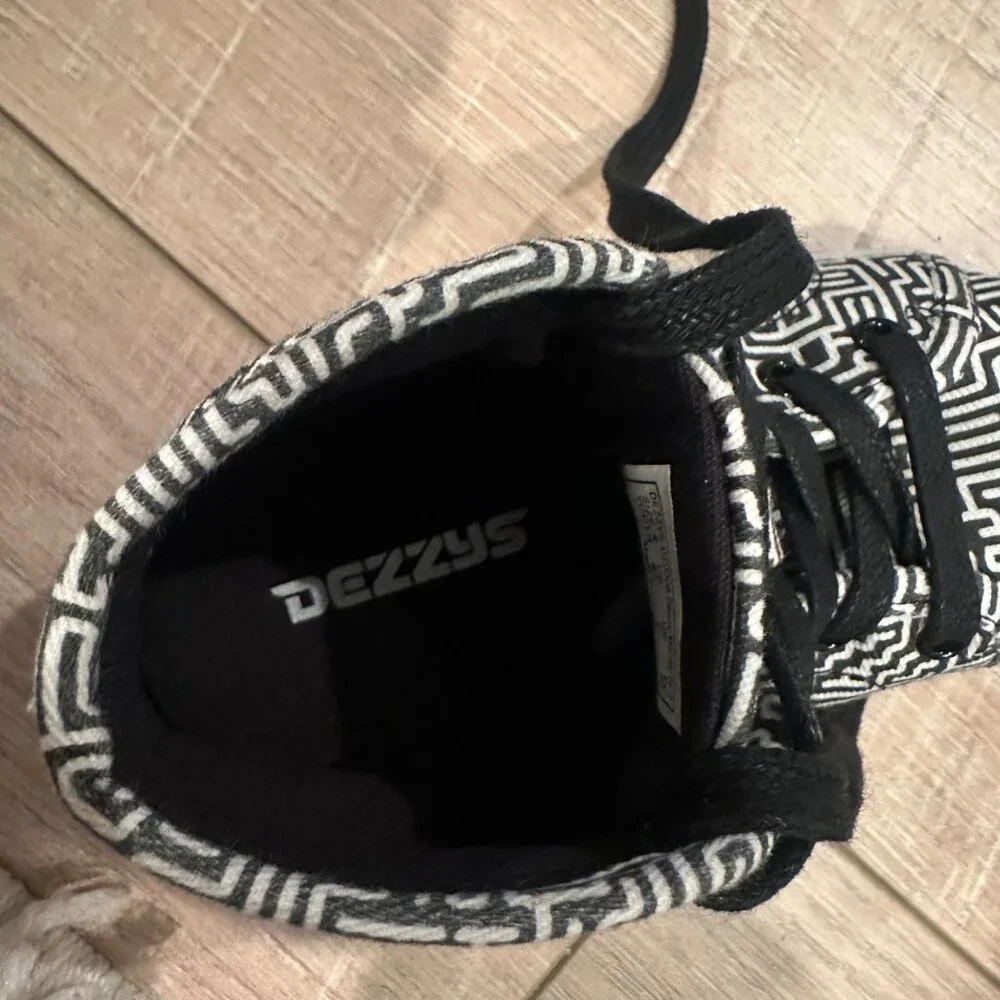DEZZYS ABSTRACT BLACK WHITE HIGH TOP SHOE 8C BOYS